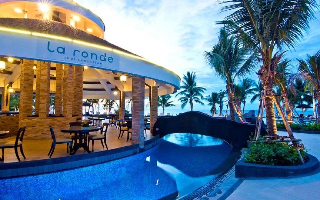 restaurants-la-ronde--pool-sensation