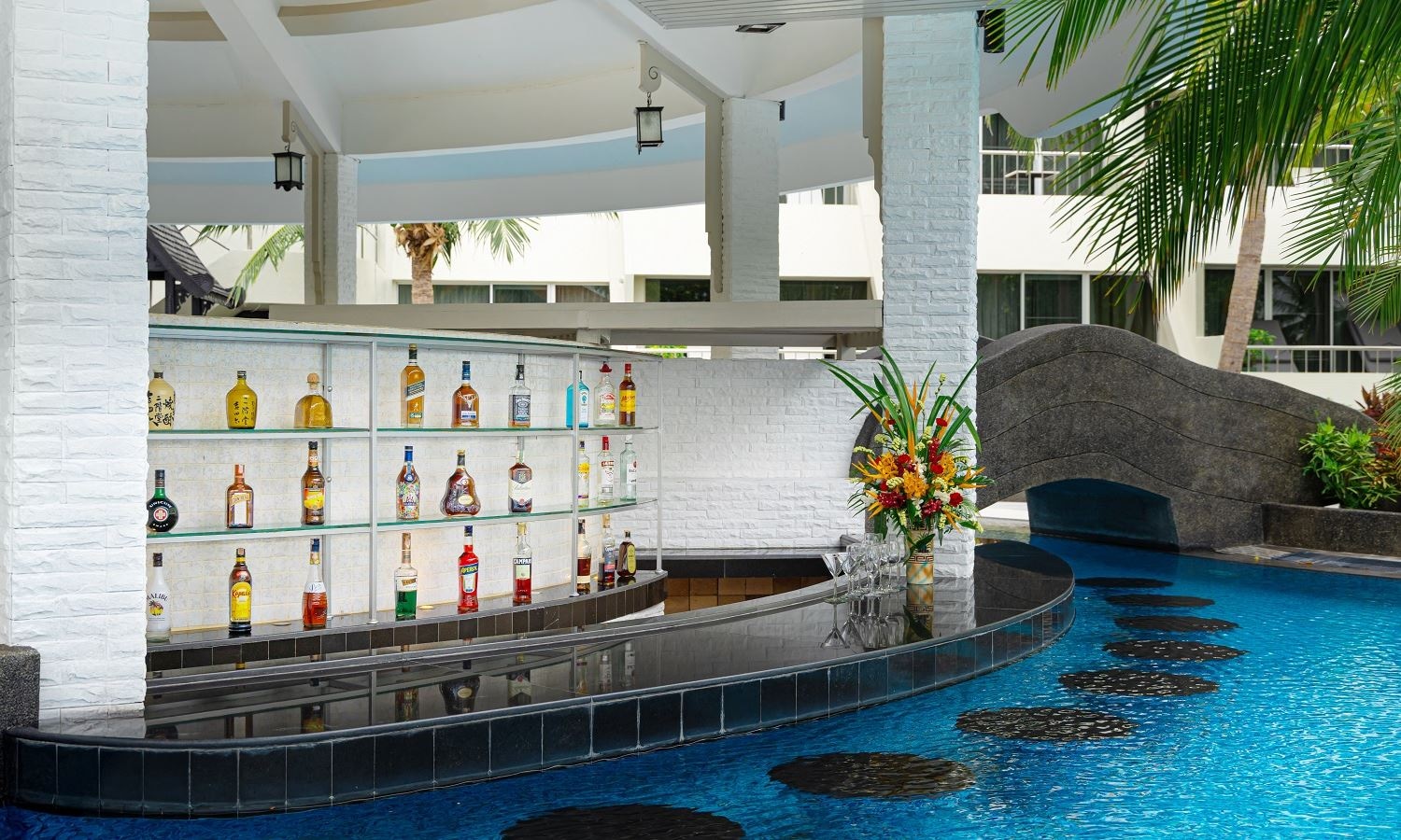 restaurants-la-ronde--pool-sensation