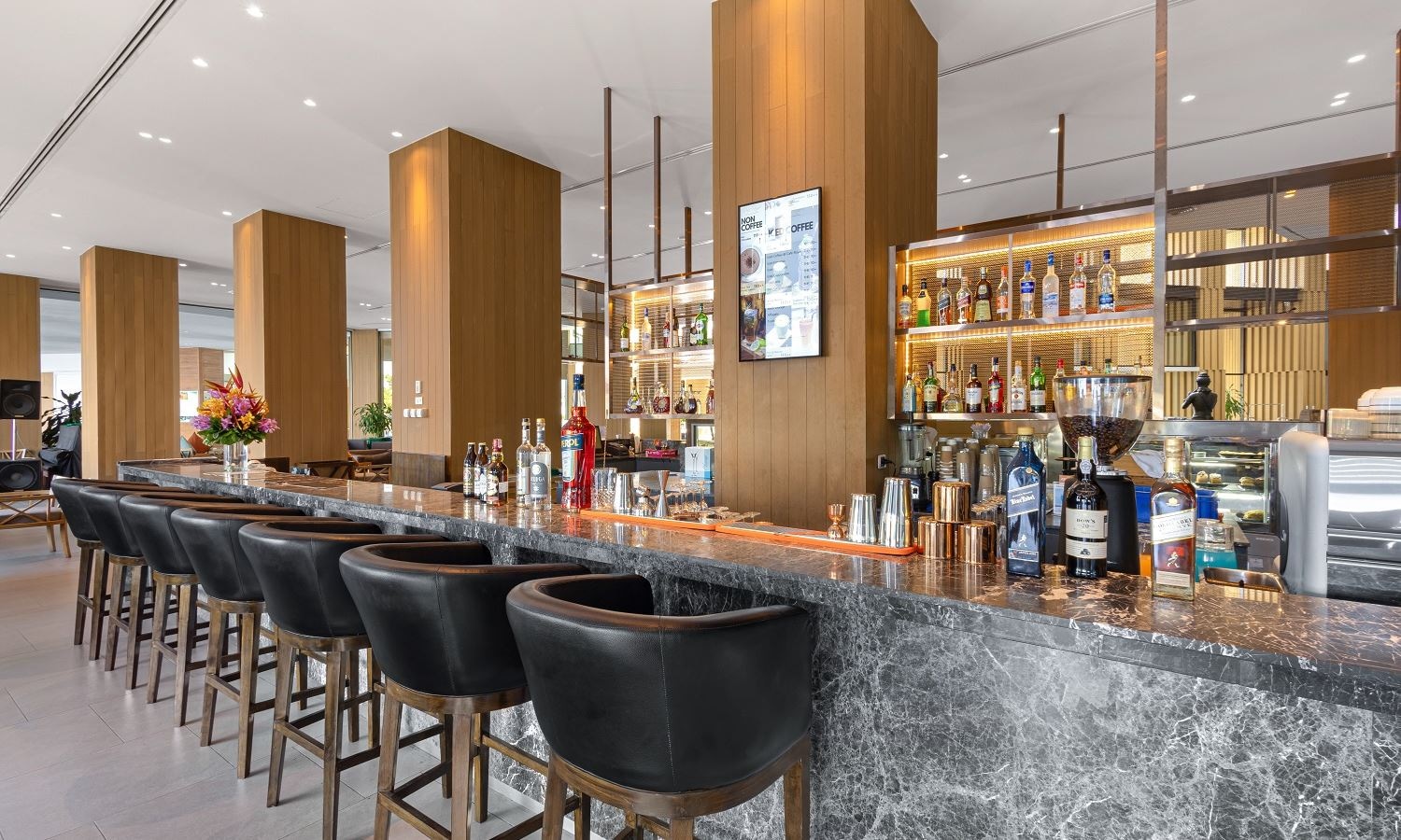 bars-the-bar--royal-cliff-beach-hotel