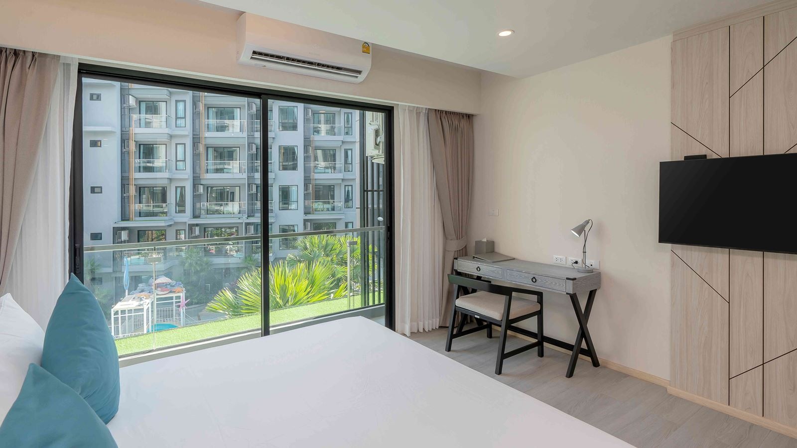 rooms-deluxe-pool-view-room