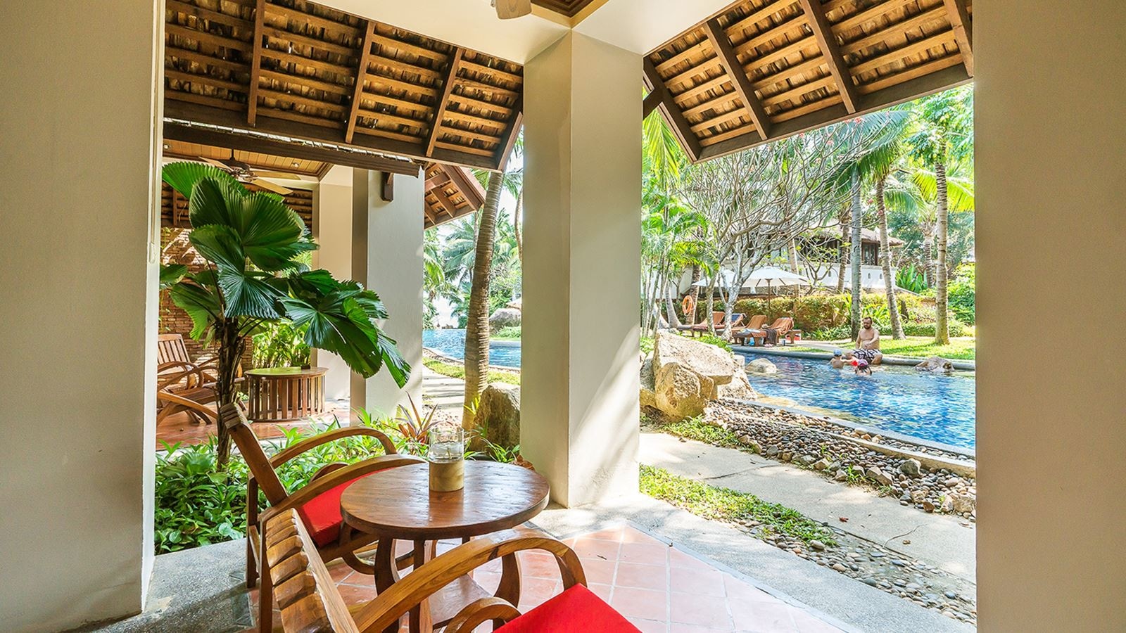 rooms-grand-suite-pool-view