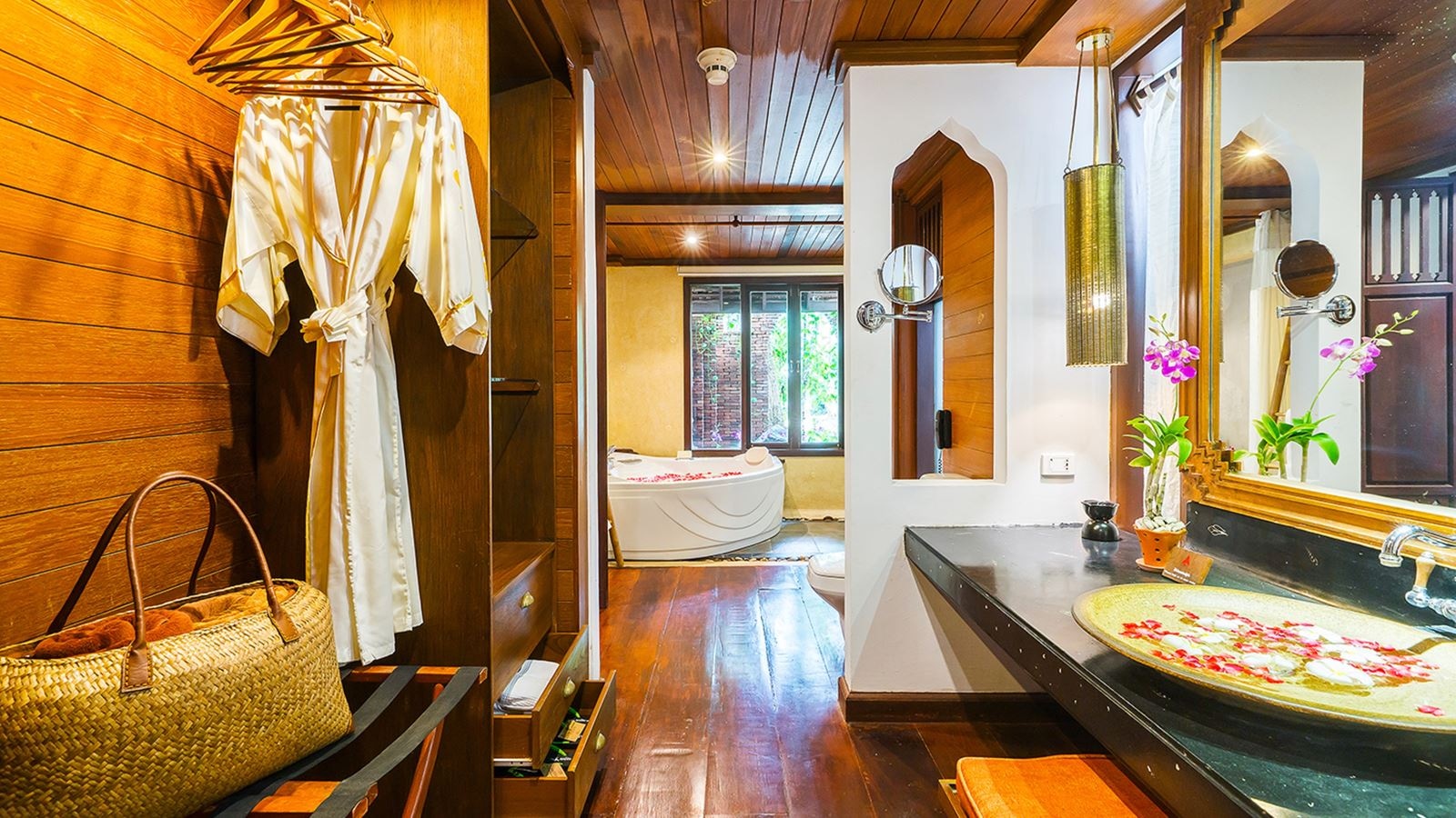 rooms-grand-suite-pool-view