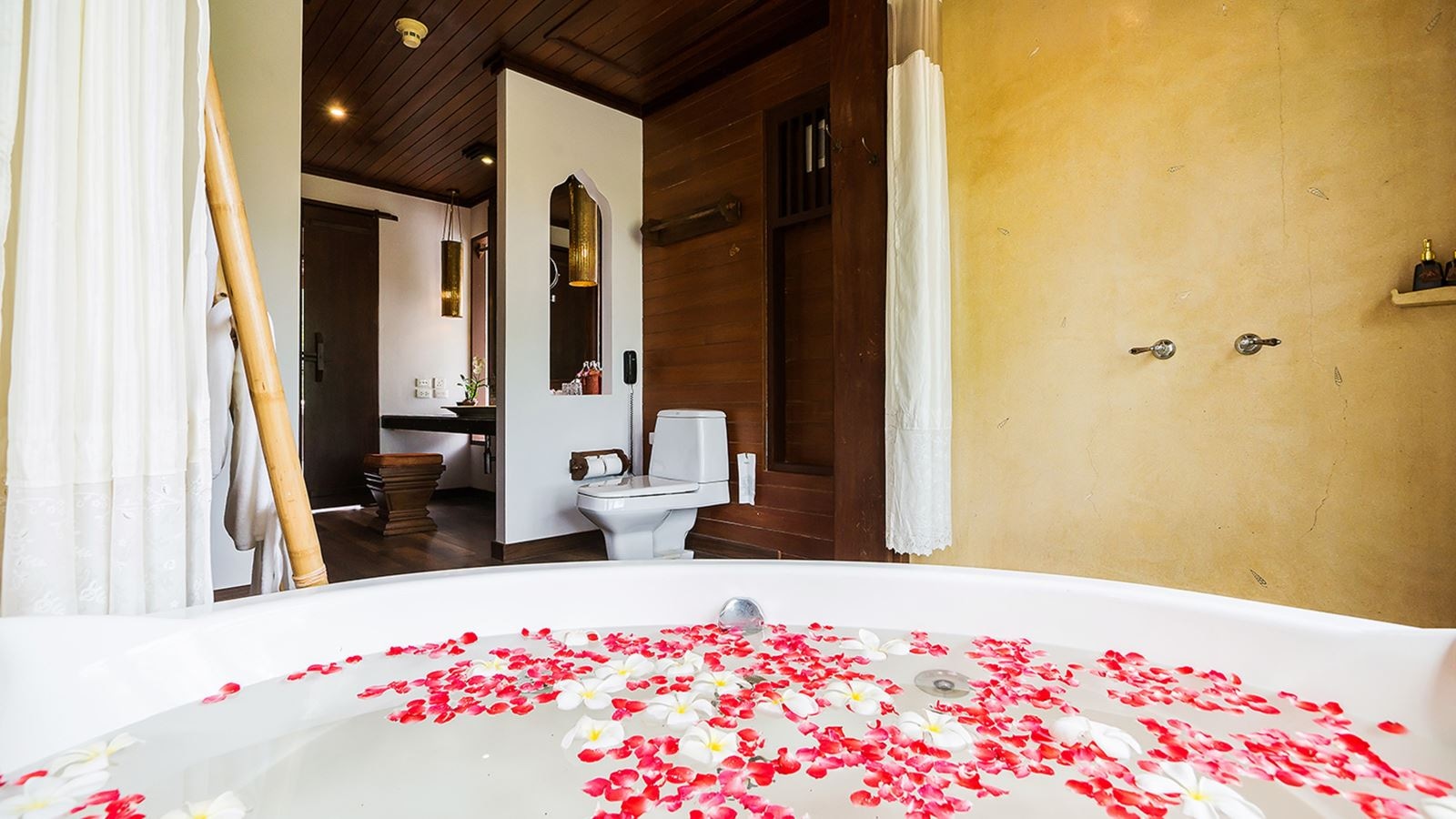 rooms-royal-suite-garden-view