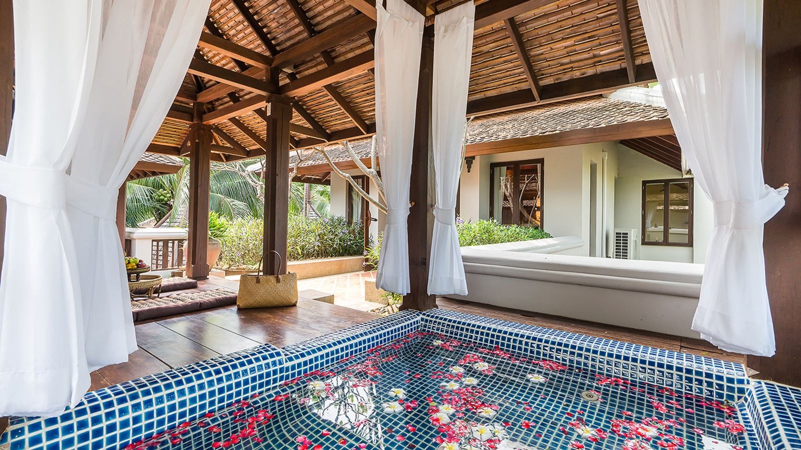 rooms-royal-suite-garden-view