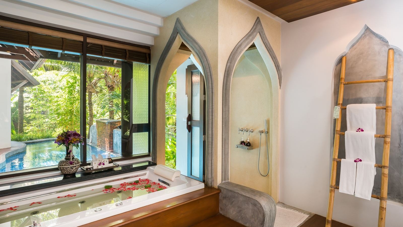 rooms-family-pool-suite-garden-view