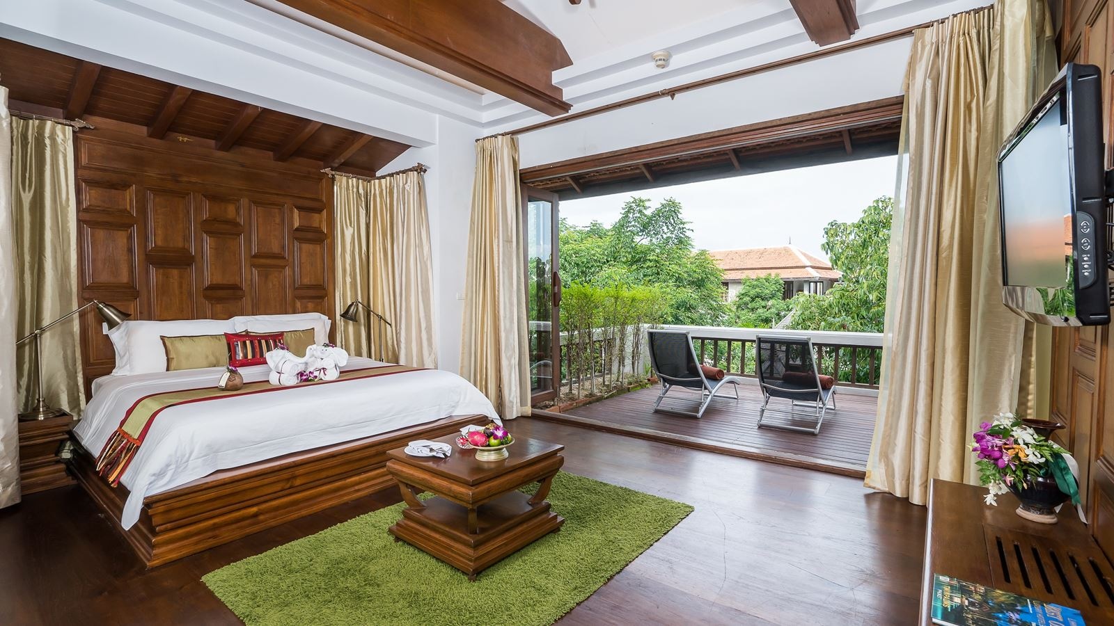 rooms-family-pool-villa-garden-view