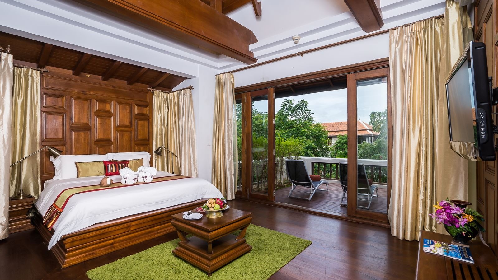 rooms-family-pool-villa-garden-view