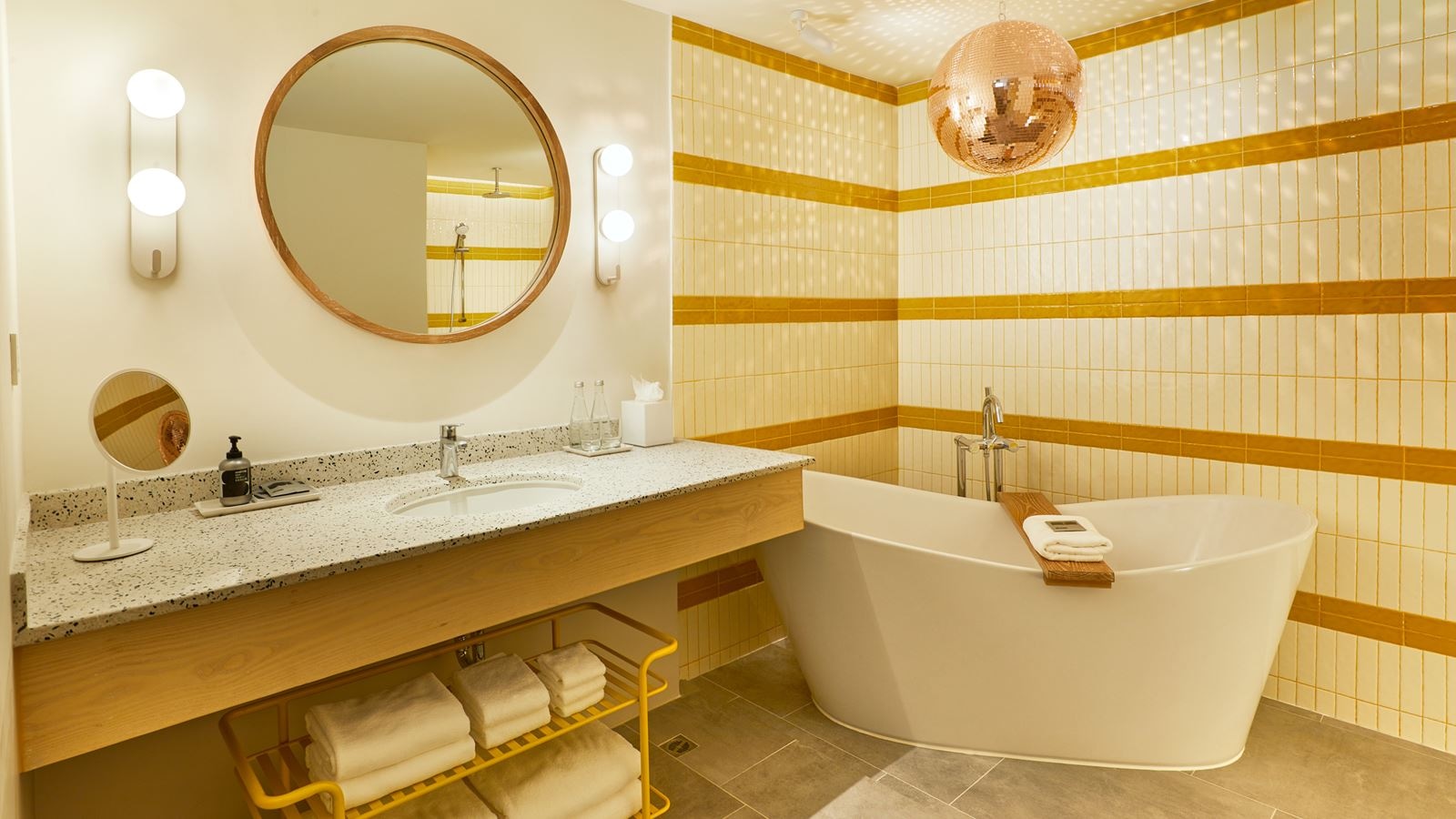 rooms-deluxe-studio-suite-with-balcony