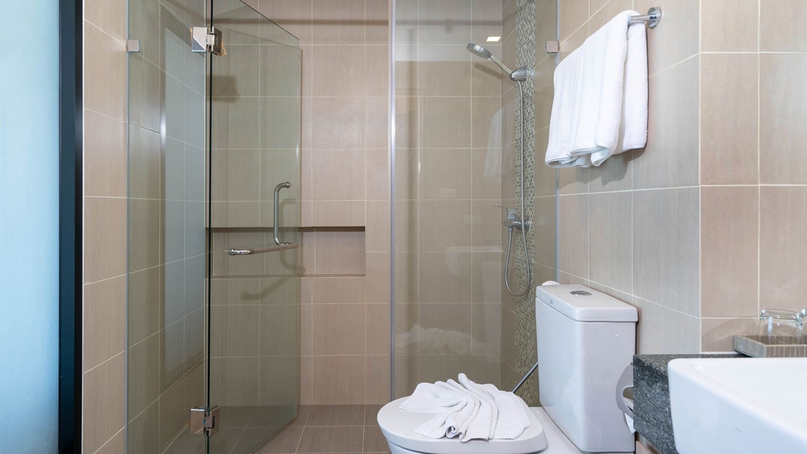 rooms-grand-deluxe-seaview-room