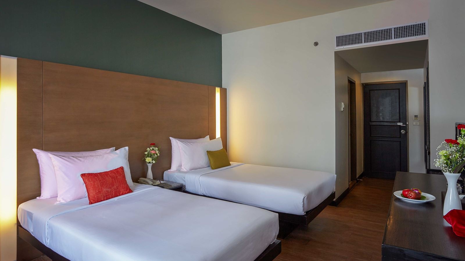 rooms-family-room-main-wing