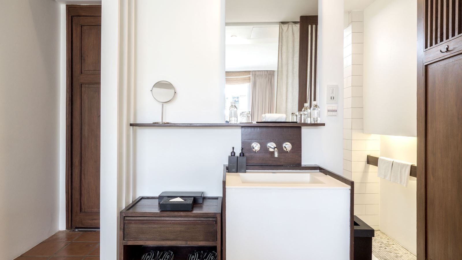 rooms-silksand-room-king-bed