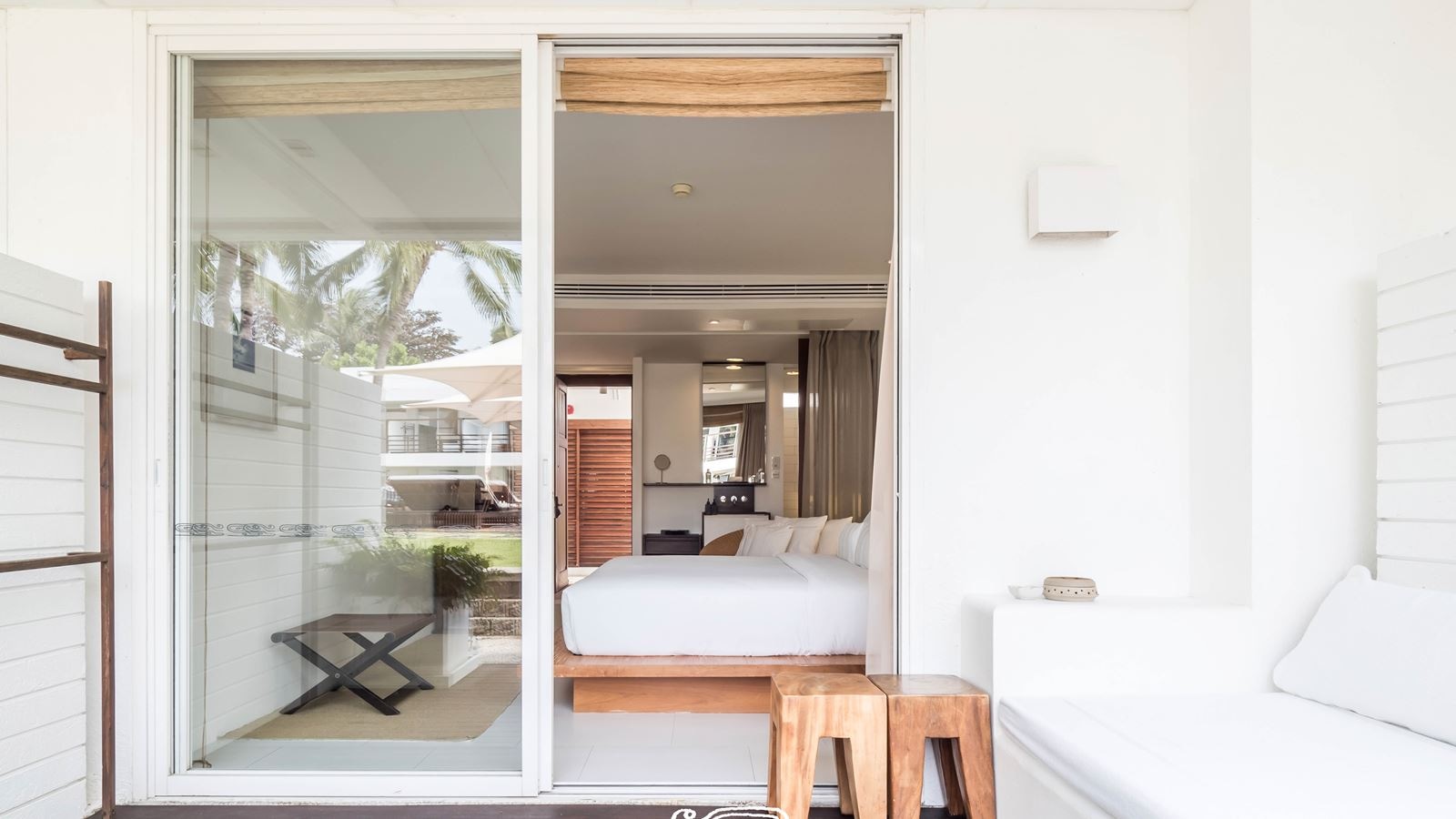 rooms-silksand-room-king-bed