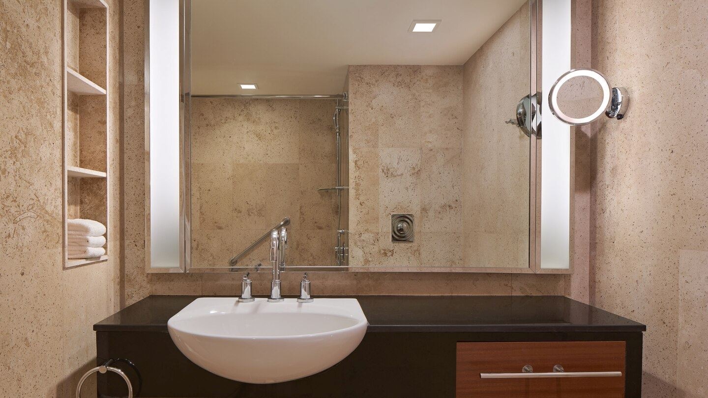 rooms-deluxe-riverview-room