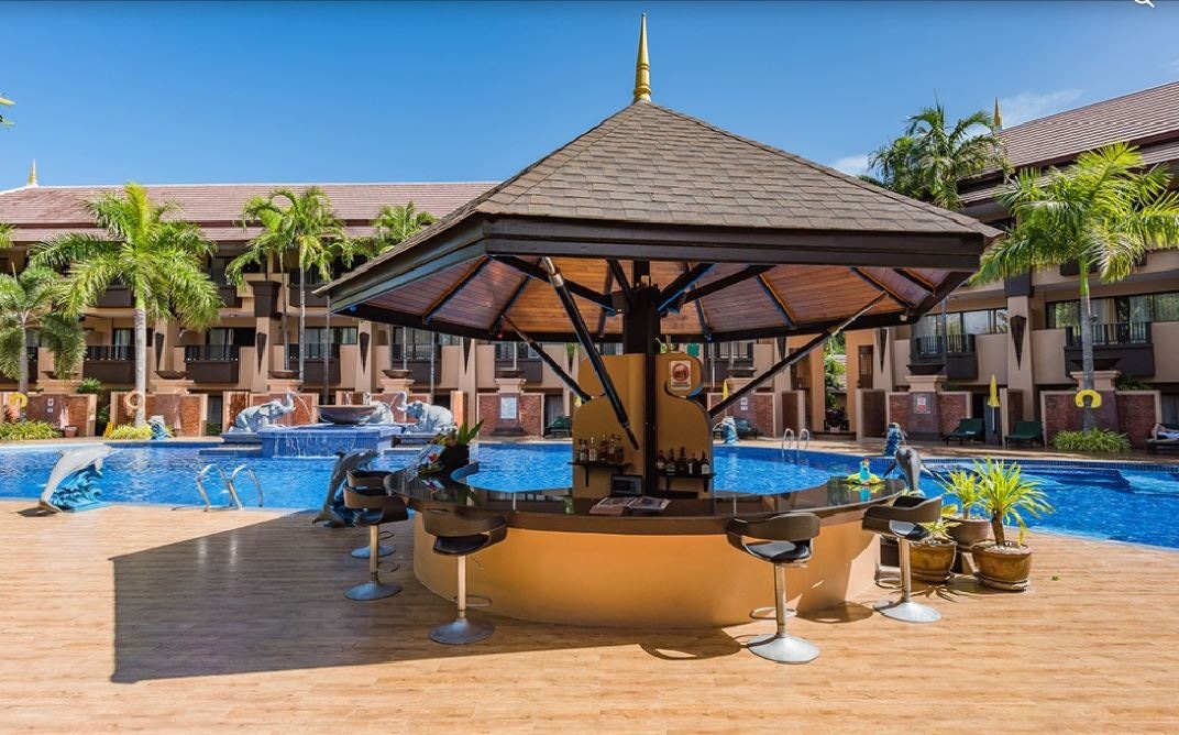 bars-swim-up-pool-bar