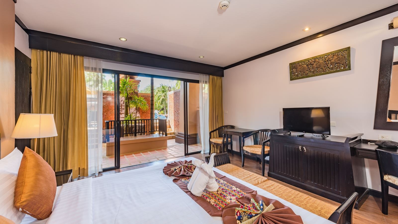 rooms-pool-side-room