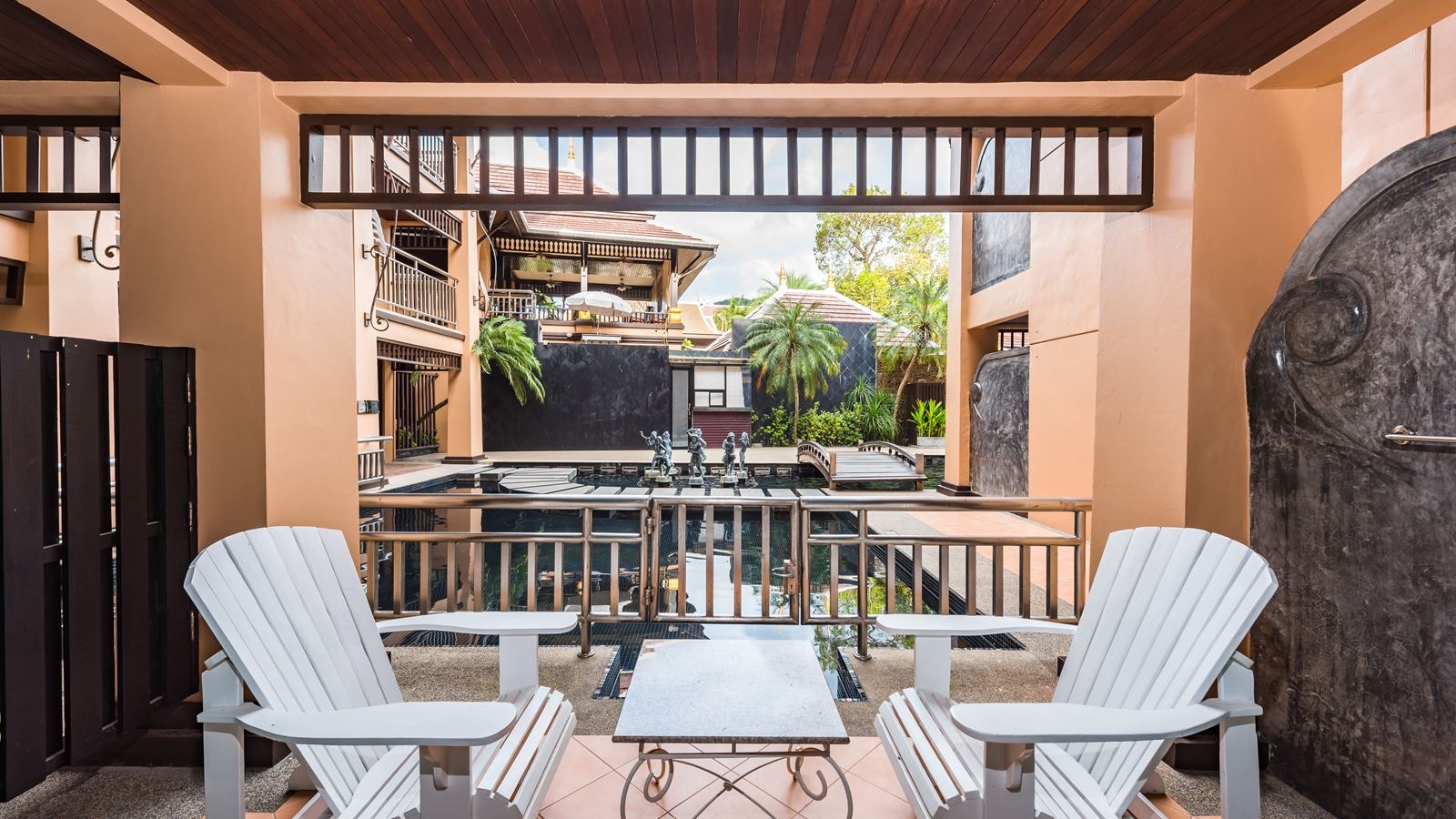 rooms-pool-access-room