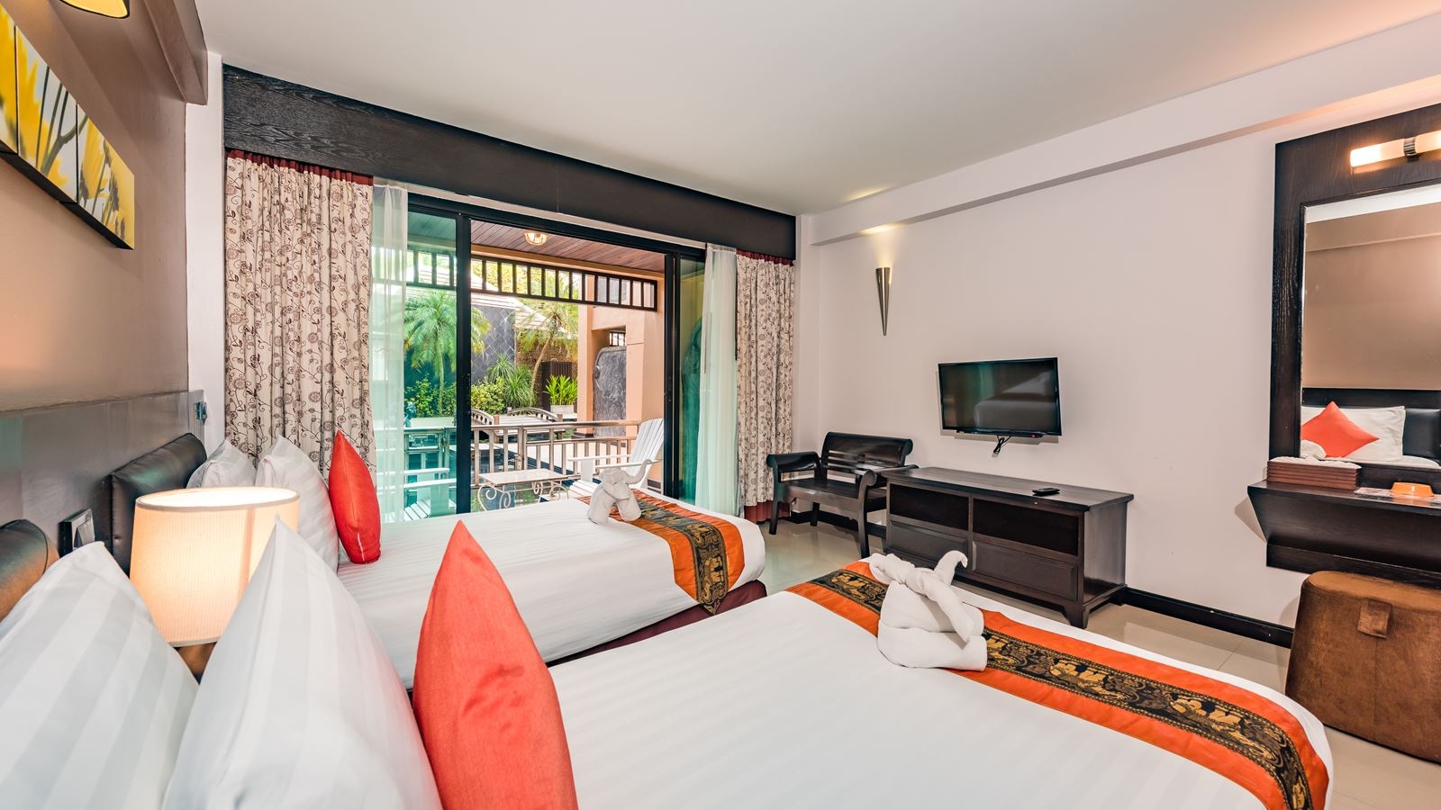 rooms-pool-access-room