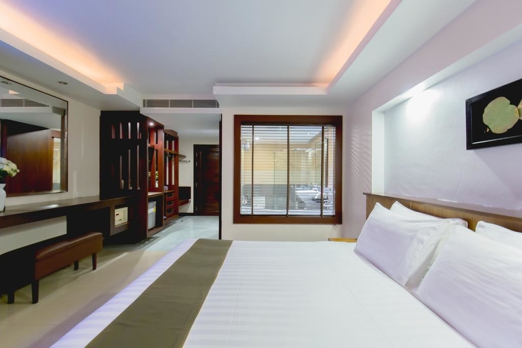 rooms-pool-access-room