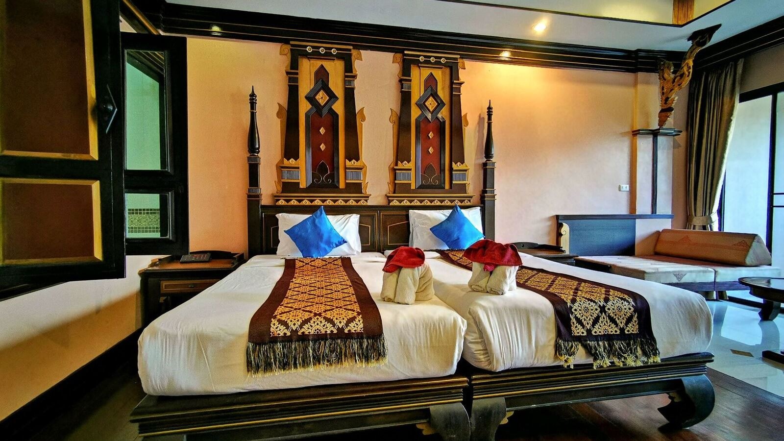 rooms-suite-pool-view