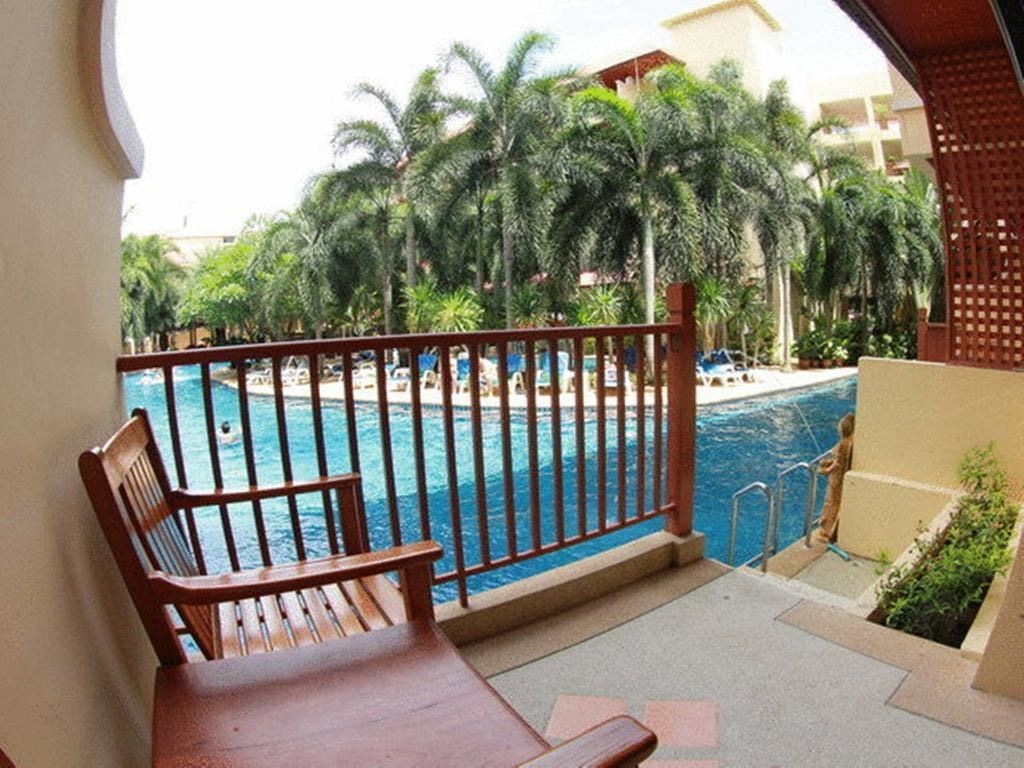 rooms-pool-access-room