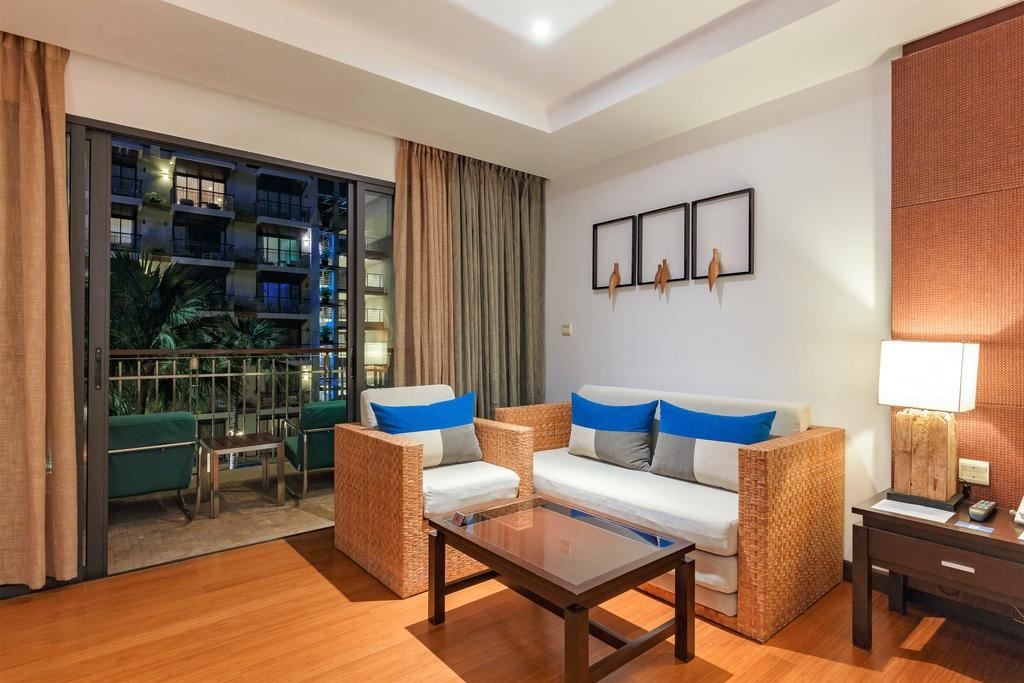 rooms-deluxe-pool-view