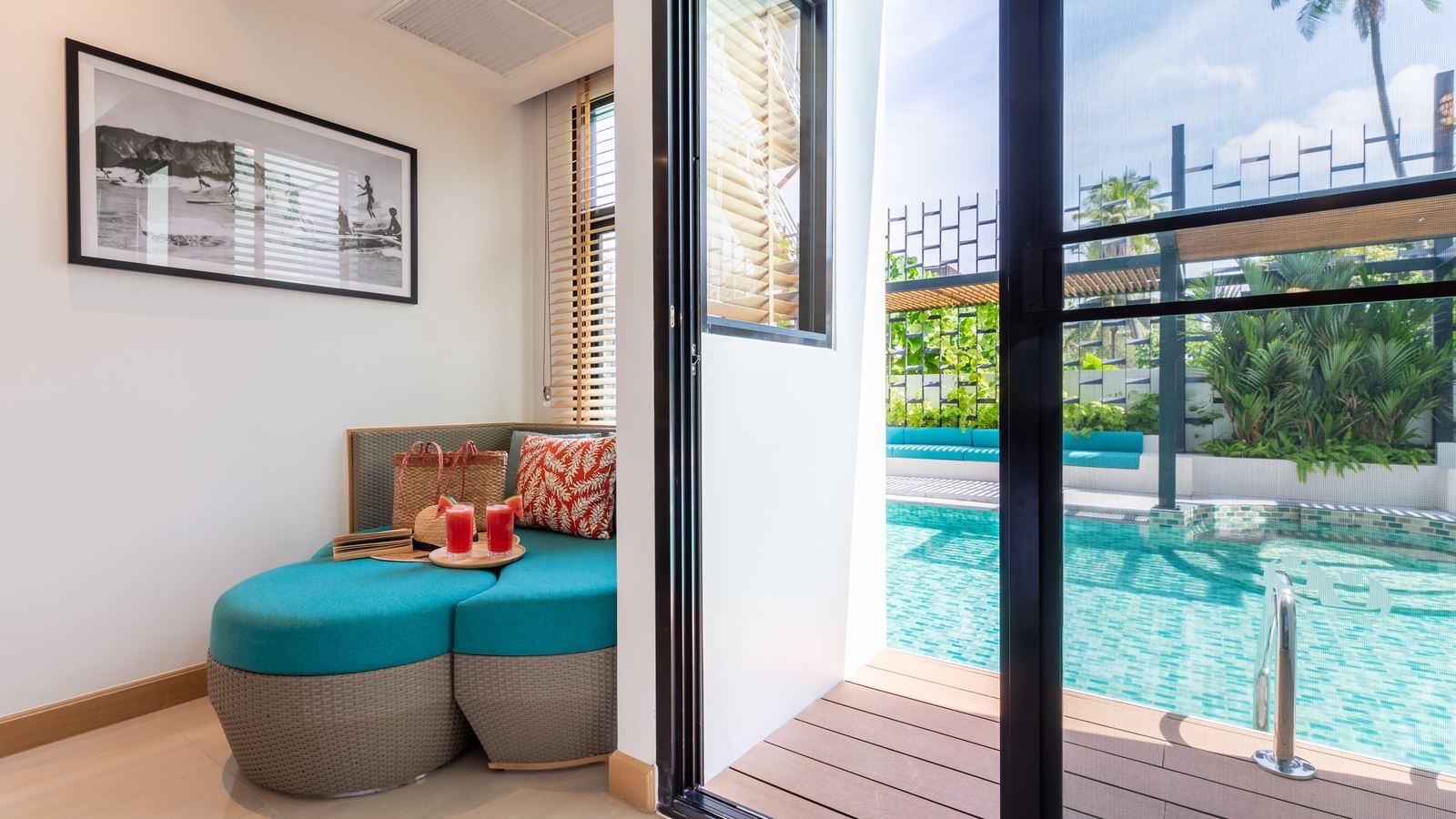 rooms-deluxe-pool-access-room-king-bed