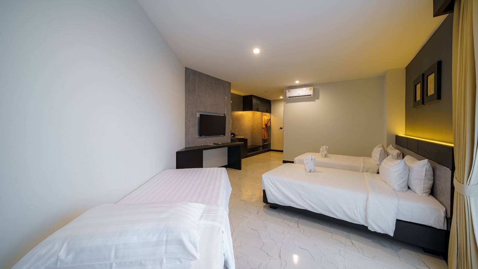 rooms-junior--suite-pool-view