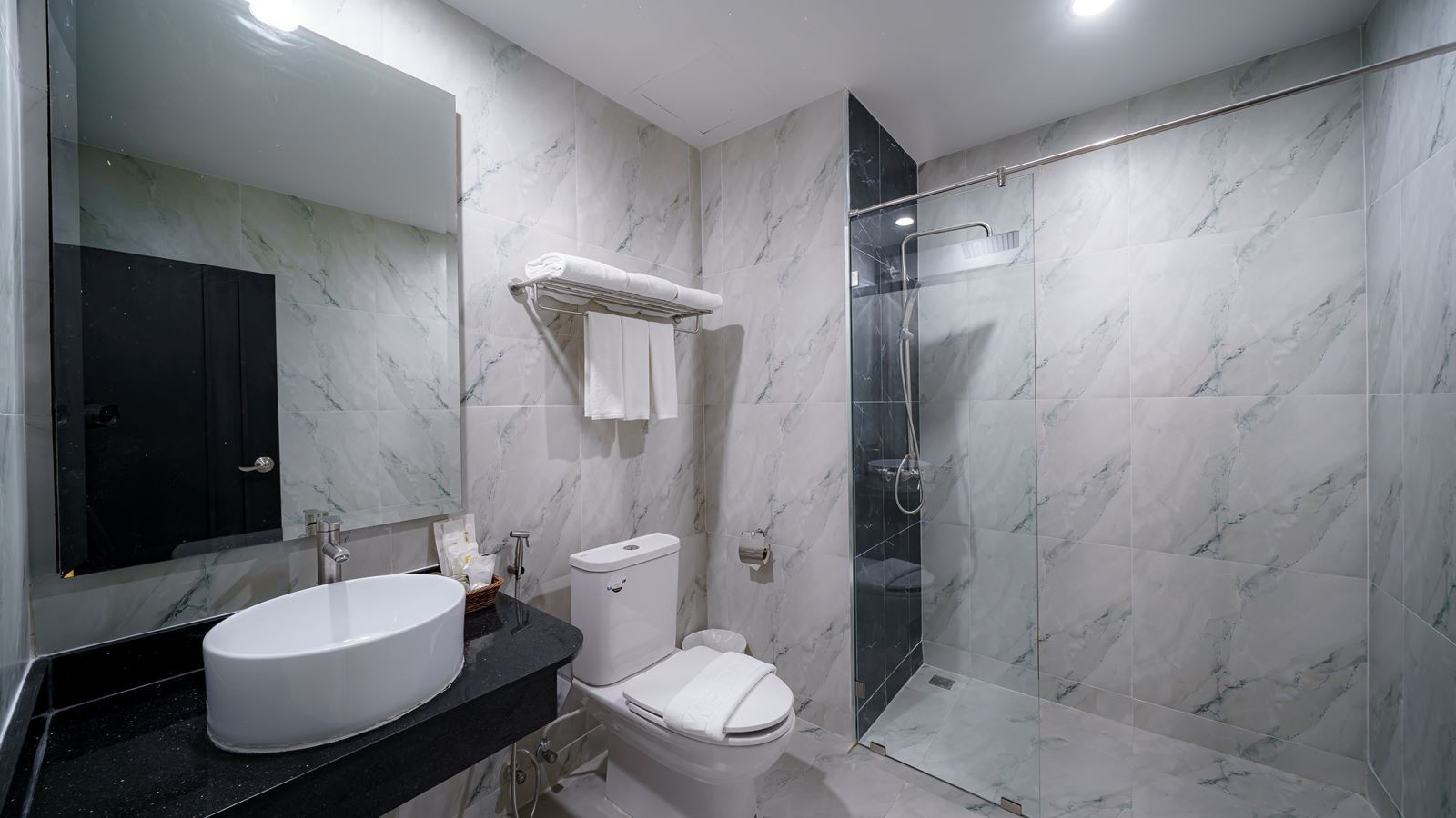 rooms-junior--suite-pool-view