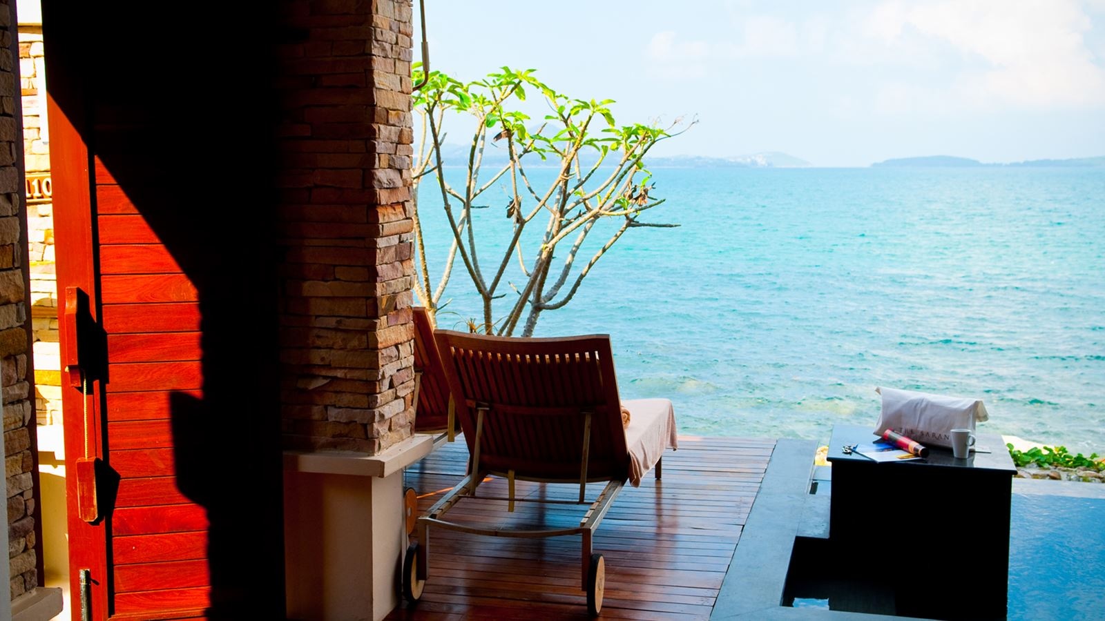 rooms-sea-front-pool-villa