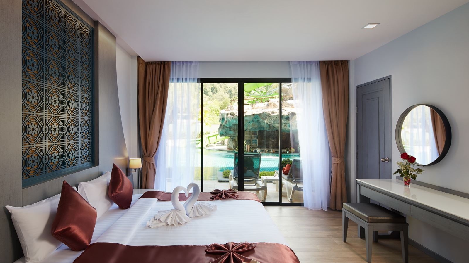 rooms-pool-access-fantasy