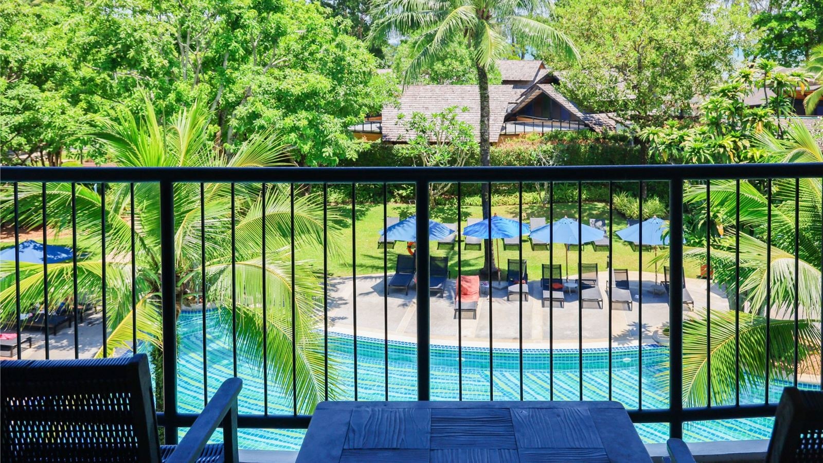 rooms-family-pool-view-room