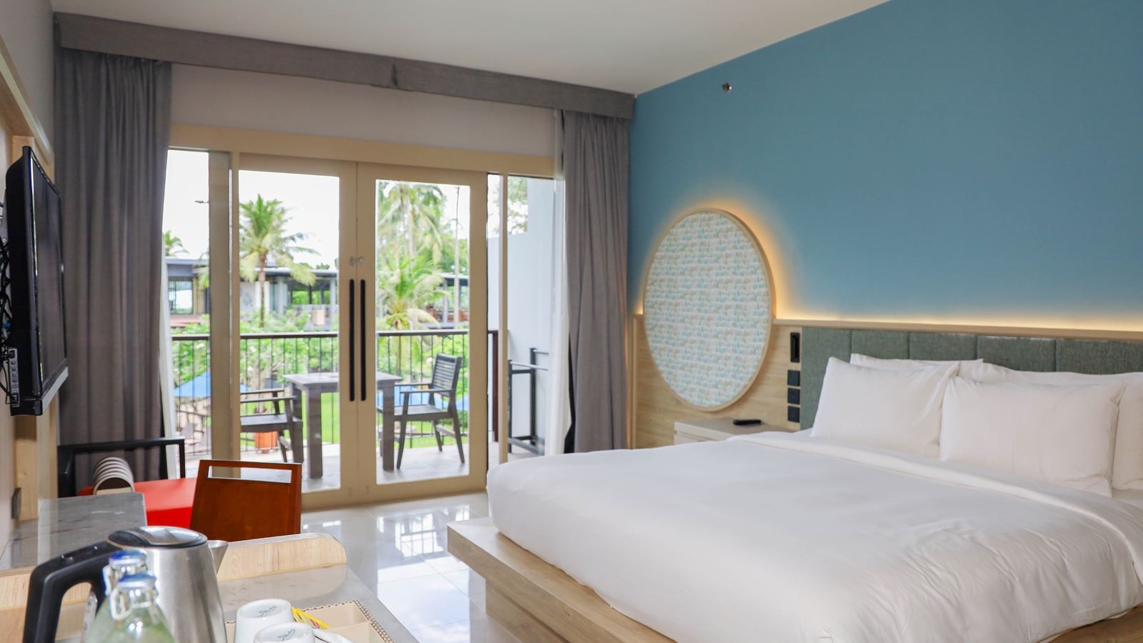 rooms-leisure-pool-view-room