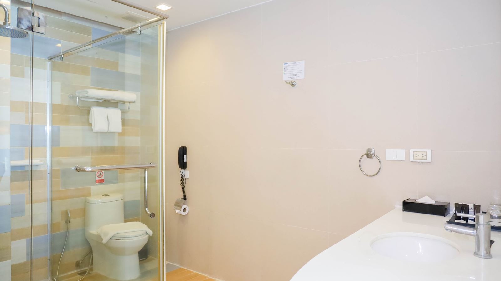 rooms-family-pool-access-room