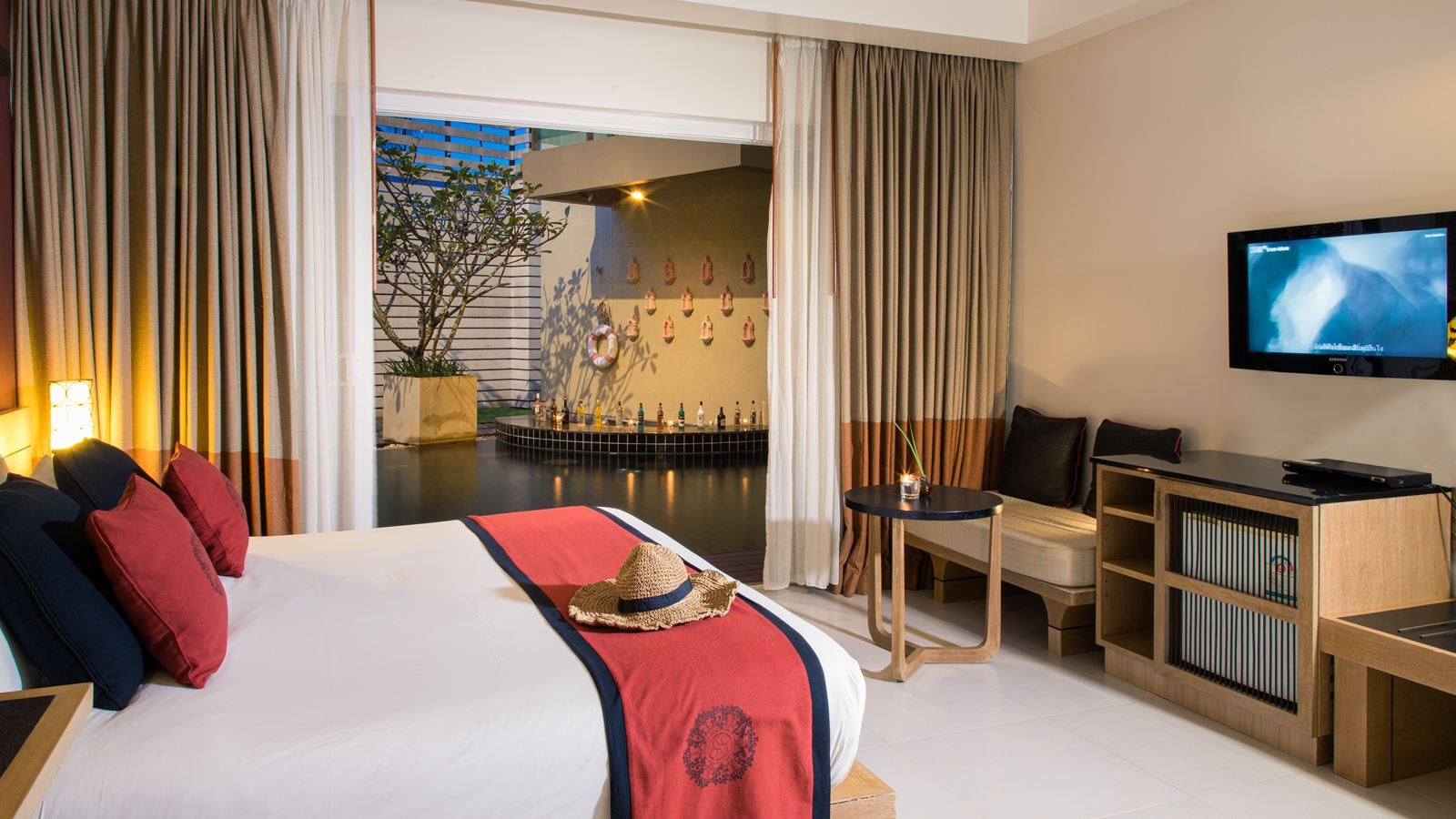 rooms-pool-access-room