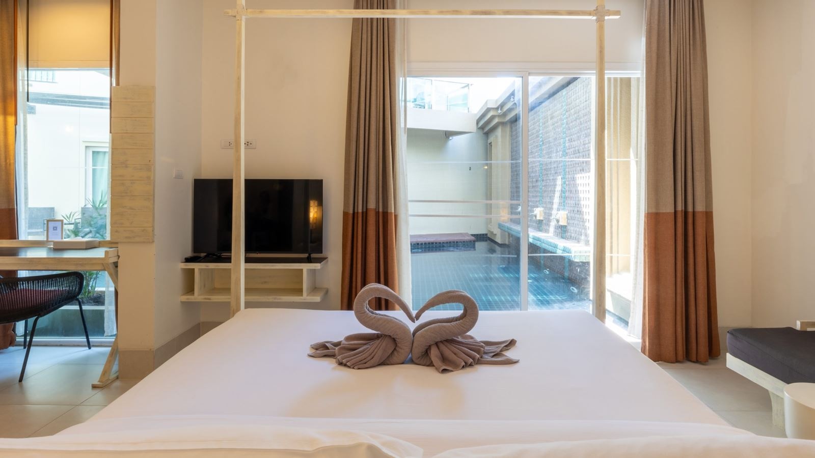 rooms-honeymoon-suite