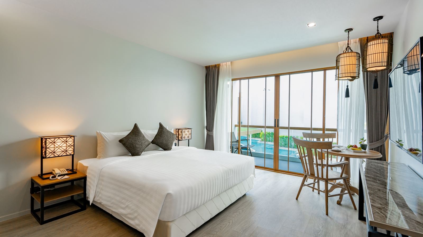 rooms-deluxe-pool-view-room