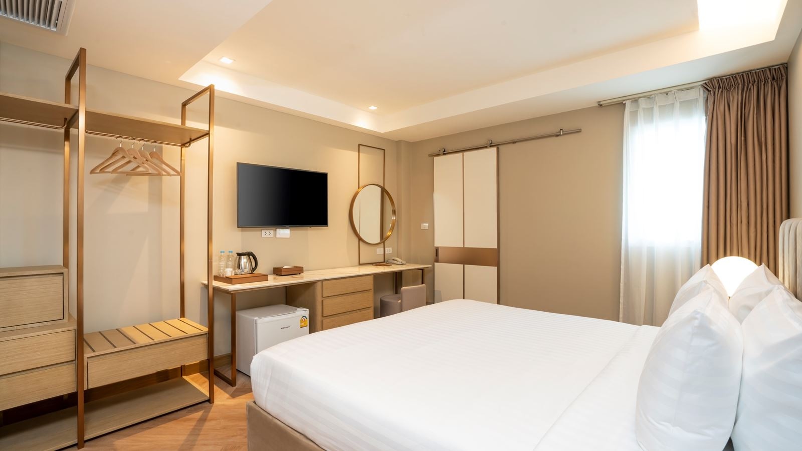 rooms-cool-room-pool-side