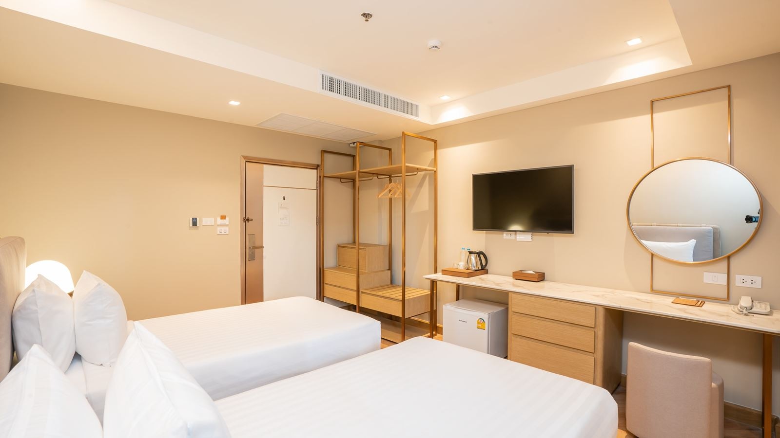 rooms-cool-room-pool-side