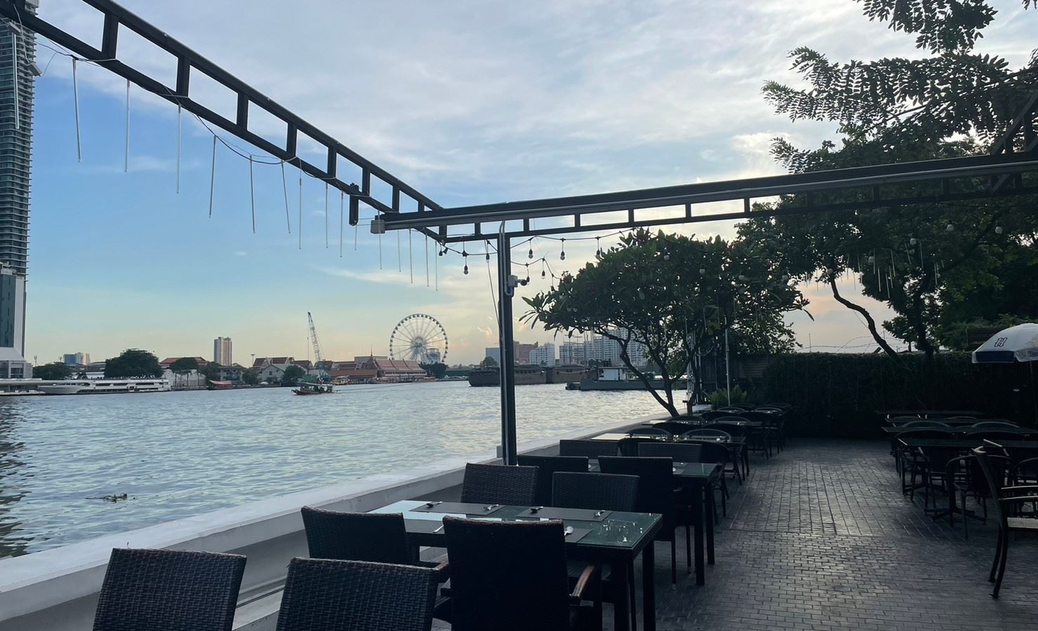 restaurants-sarin-riverfront