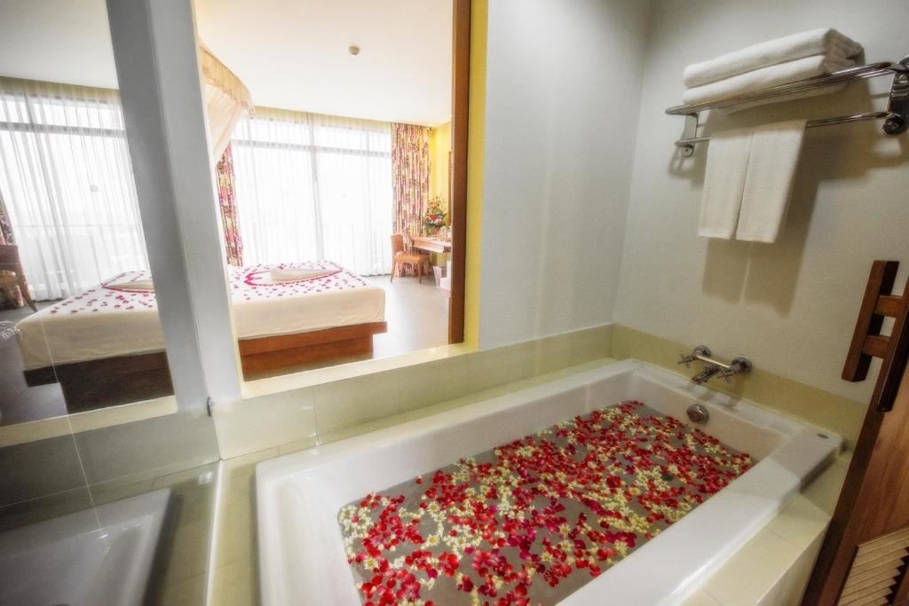 rooms-deluxe-jacuzzi-sea-view
