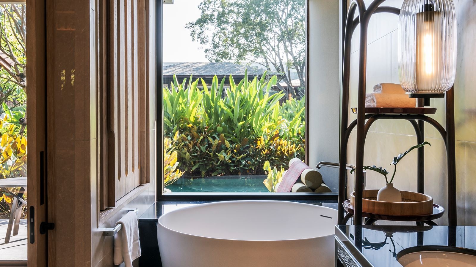 rooms-pool-access-room