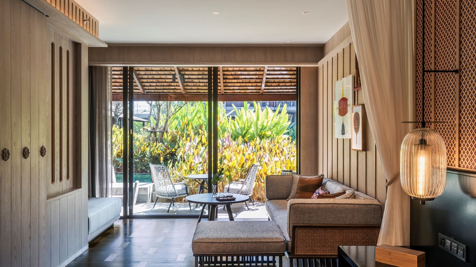 rooms-pool-access-room