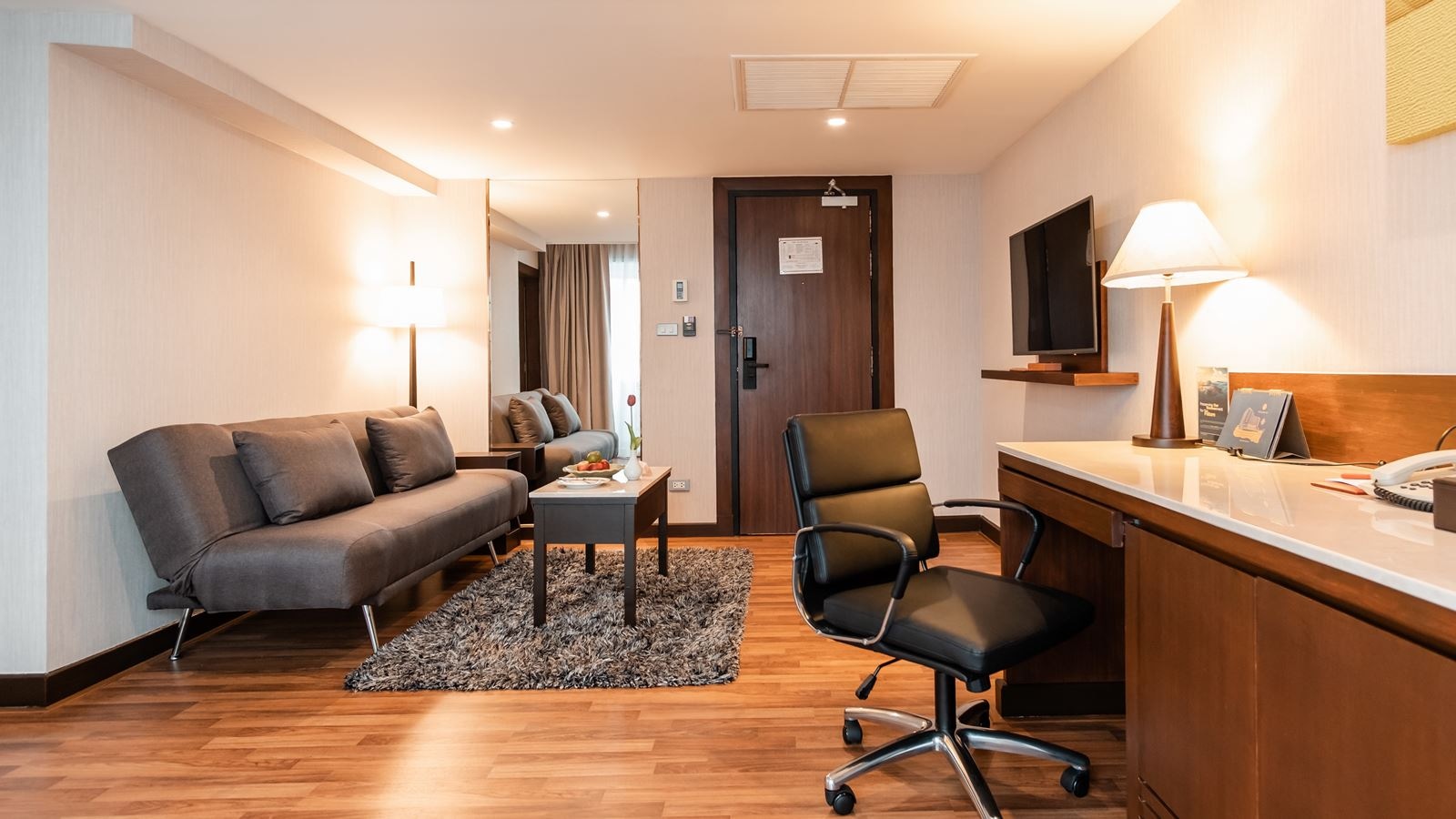 rooms-balcony-suite-riverview-room