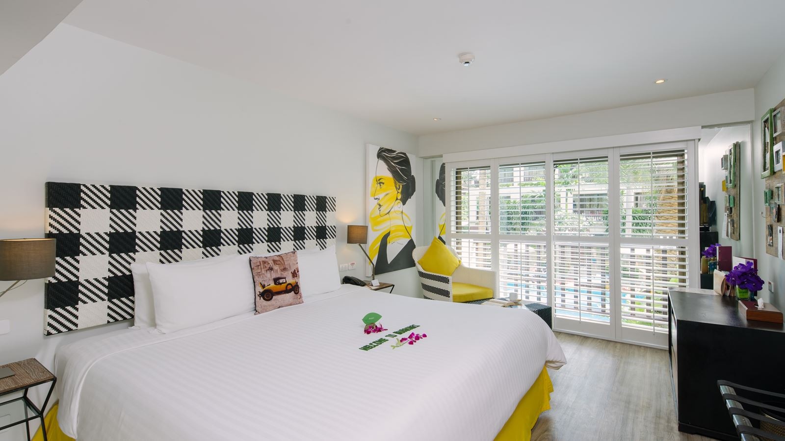 rooms-premier-pool-view