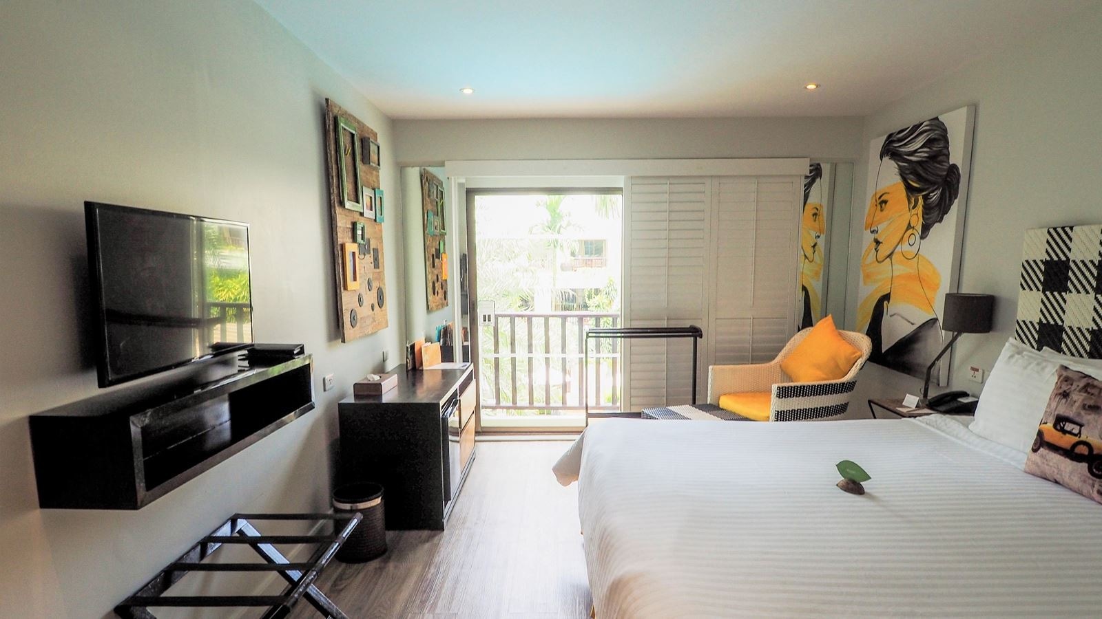 rooms-premier-pool-view