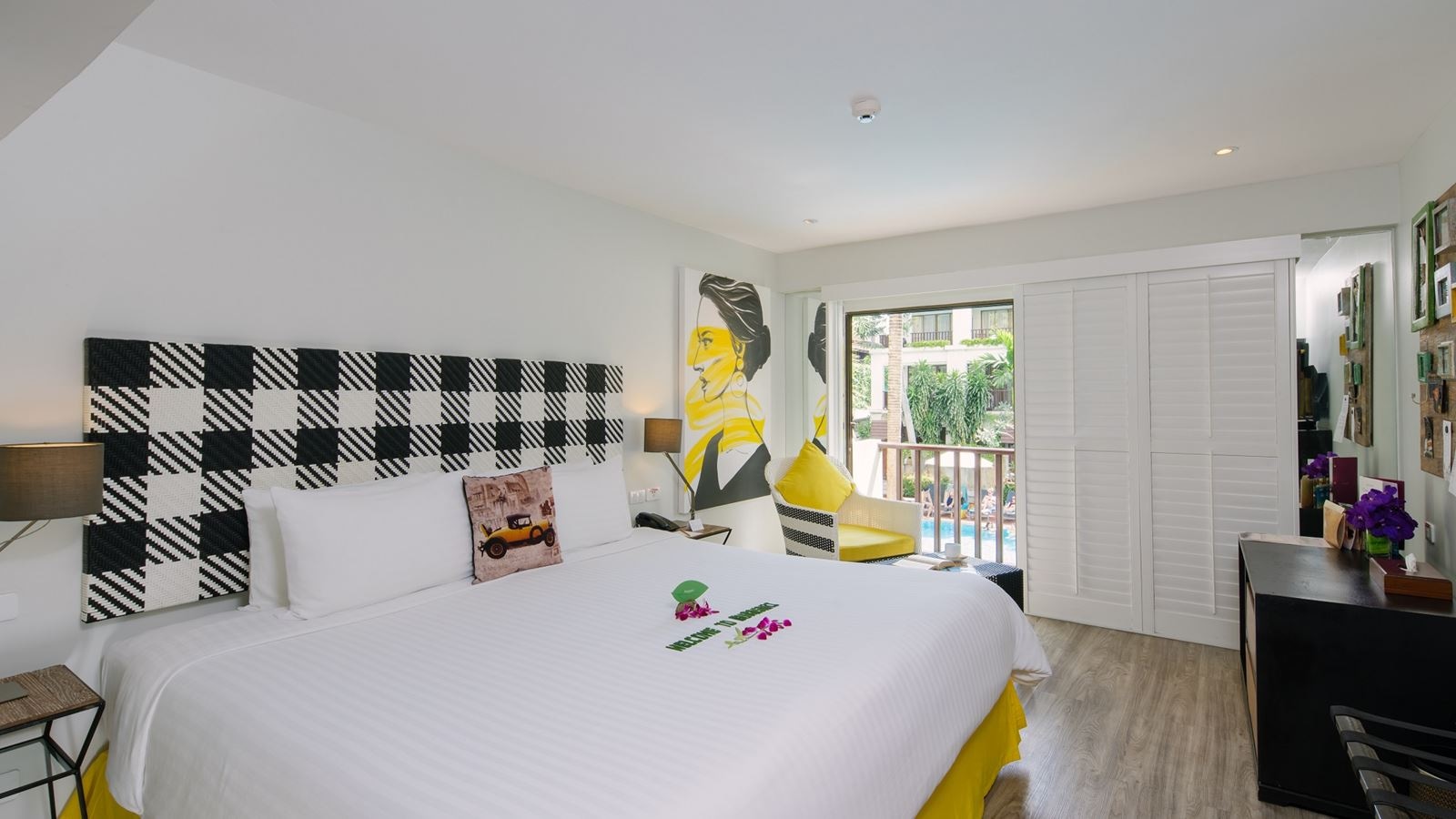 rooms-premier-pool-view