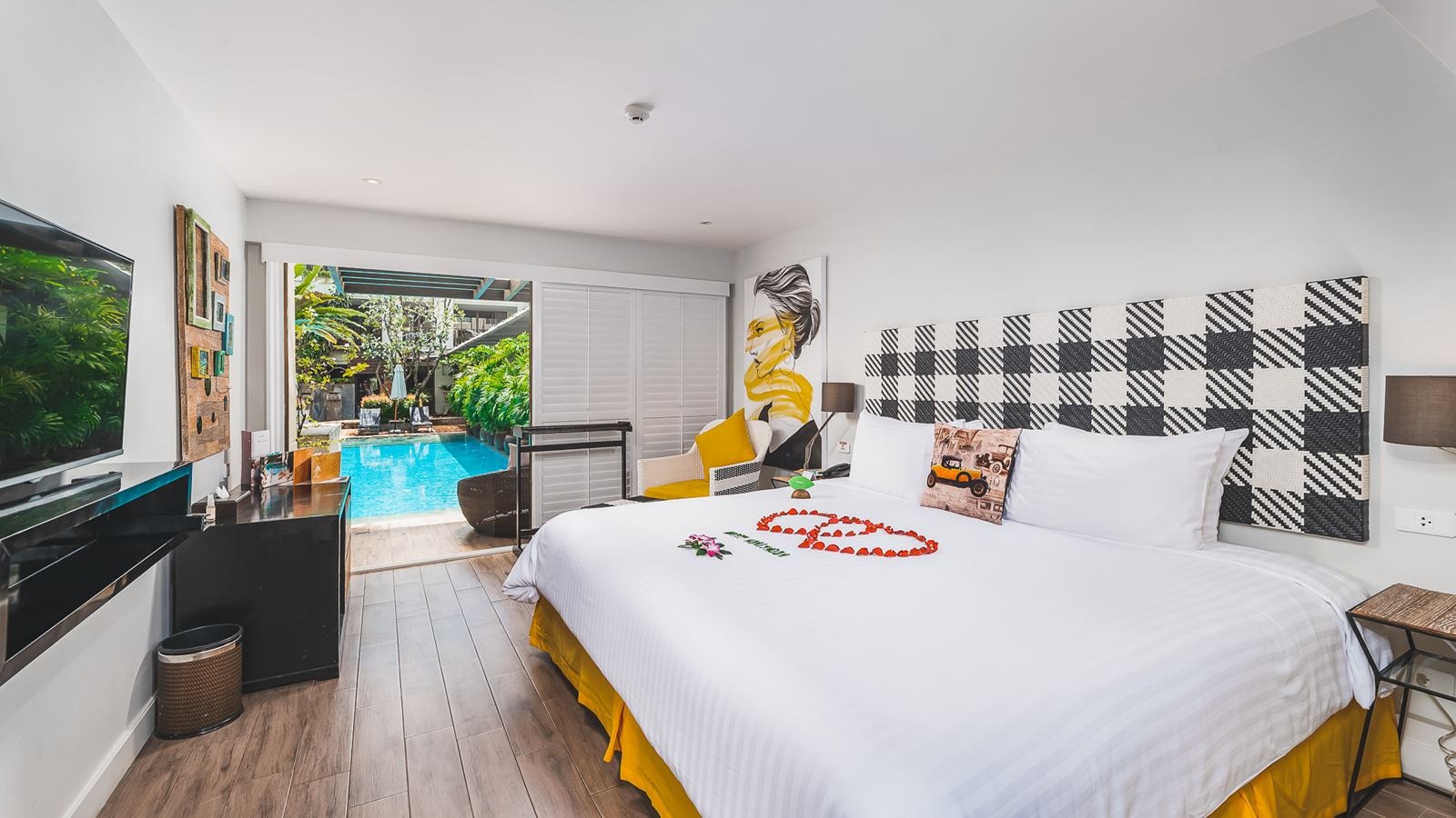 rooms-premier-pool-access
