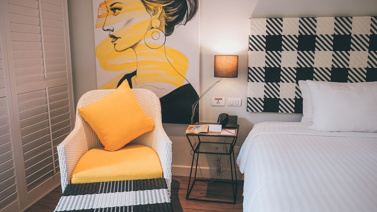 rooms-premier-pool-access