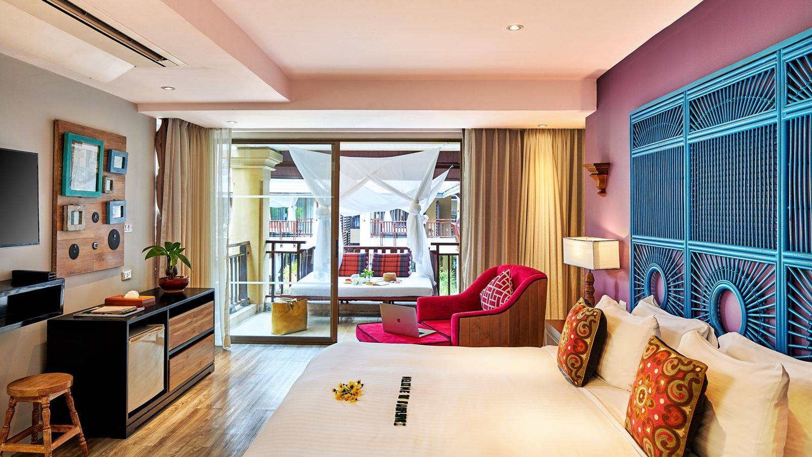 rooms-elite-pool-view