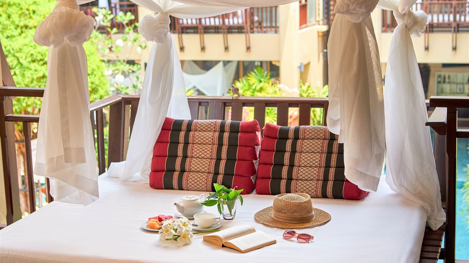 rooms-elite-pool-view